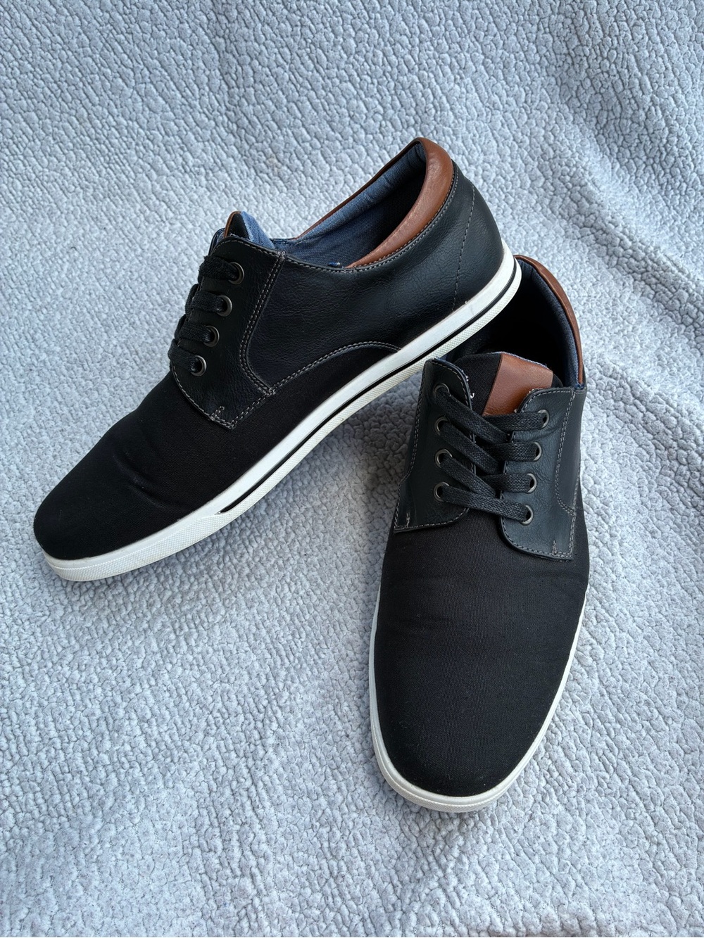 Casual Black Men's Low-Top Sneakers with Brown Collar Accent